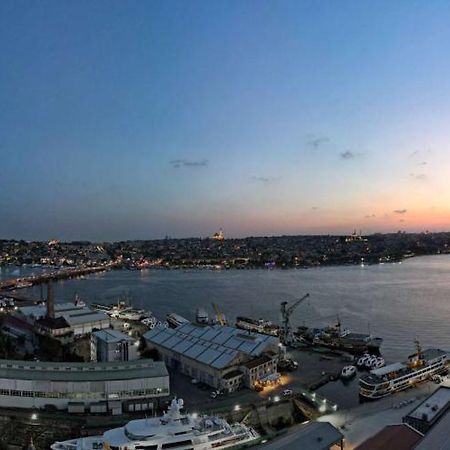 Radisson Blu Hotel Istanbul Pera Kültér fotó View of the port of Split