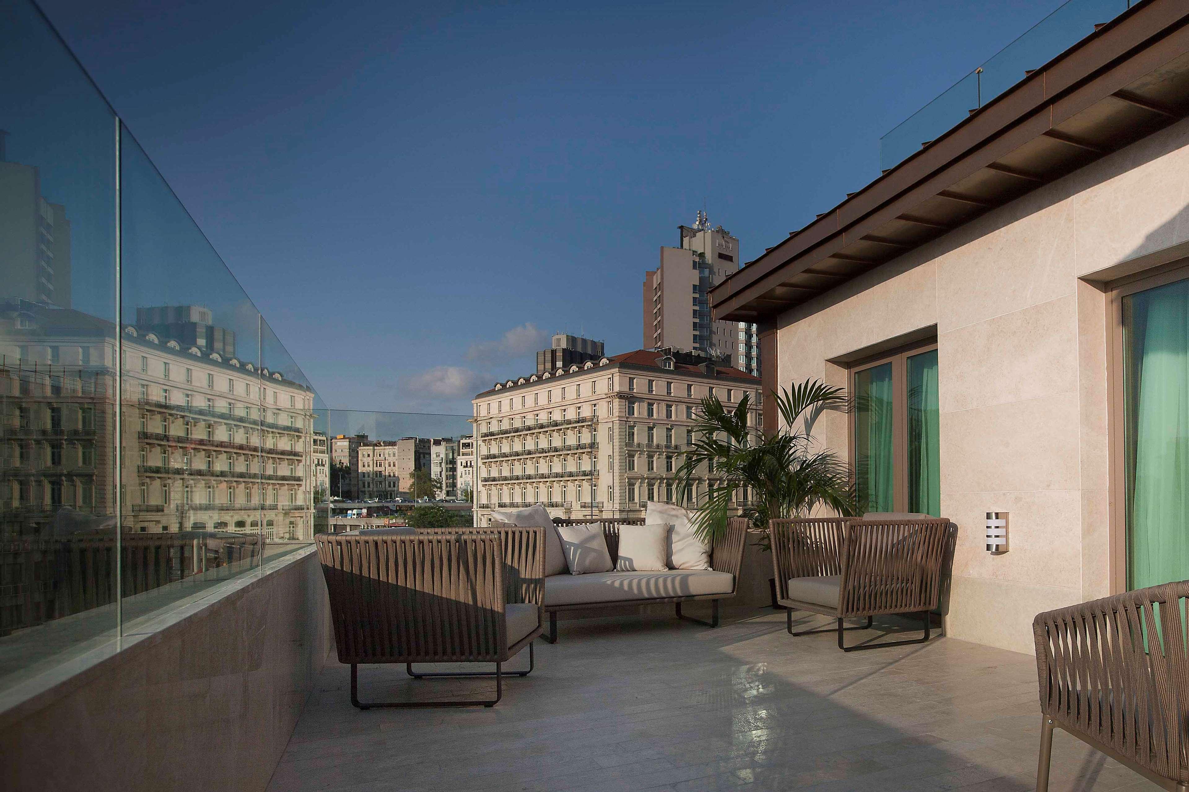 Radisson Blu Hotel Istanbul Pera Kültér fotó The Terrace