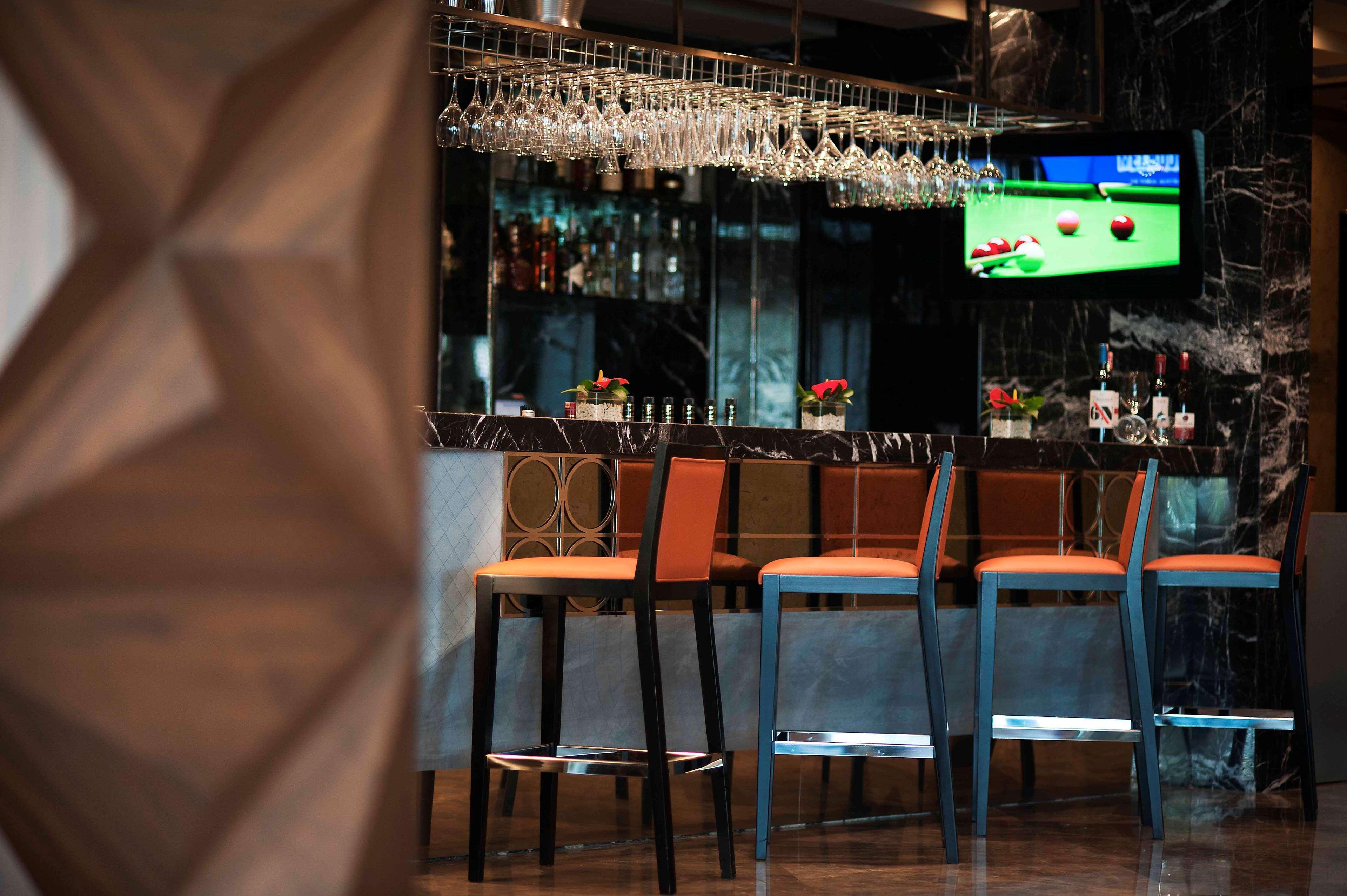 Radisson Blu Hotel Istanbul Pera Kültér fotó The bar at the hotel