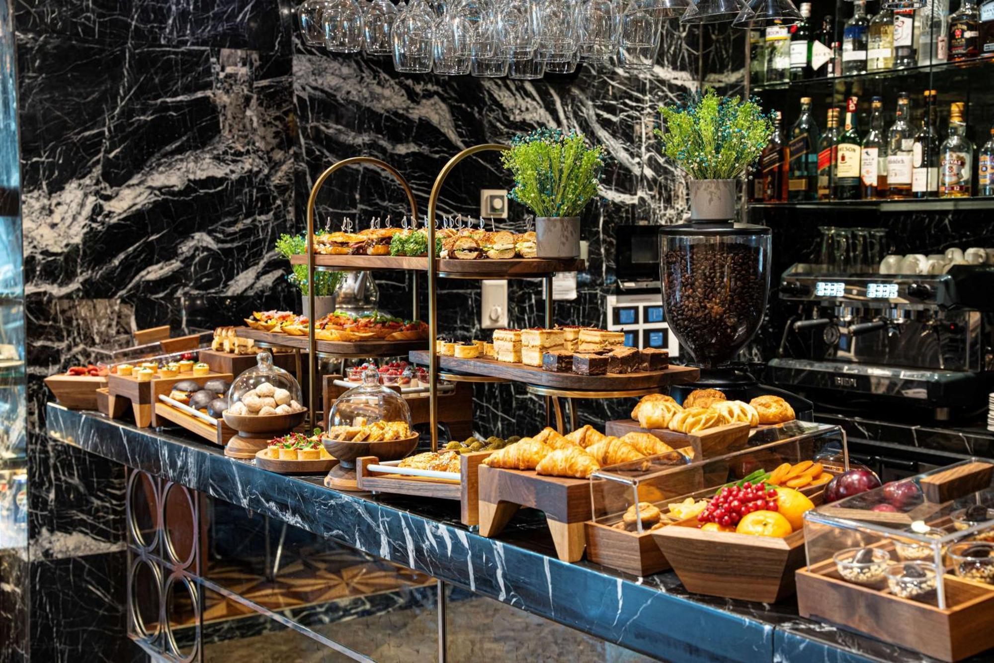 Radisson Blu Hotel Istanbul Pera Kültér fotó A buffet at a hotel
