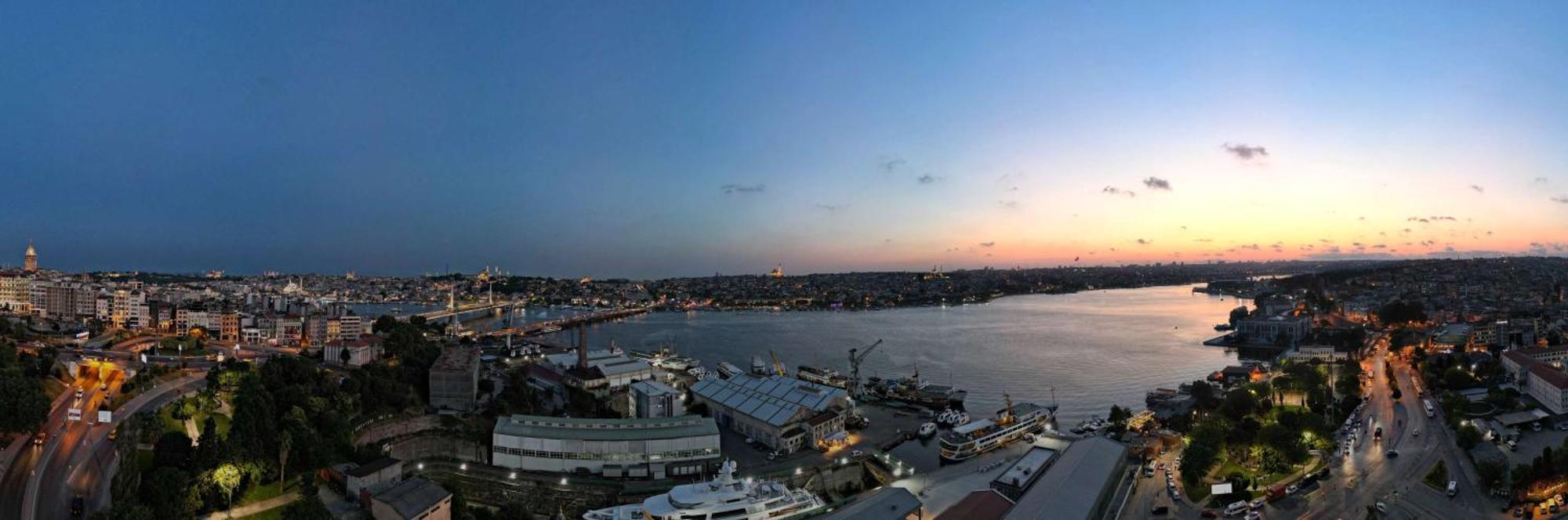 Radisson Blu Hotel Istanbul Pera Kültér fotó View of the port of Split