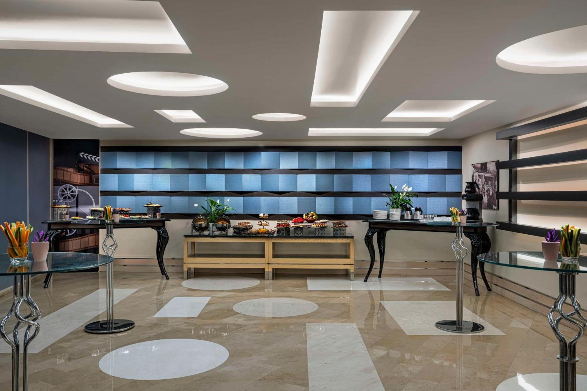 Radisson Blu Hotel Istanbul Pera Kültér fotó The interior of the lounge