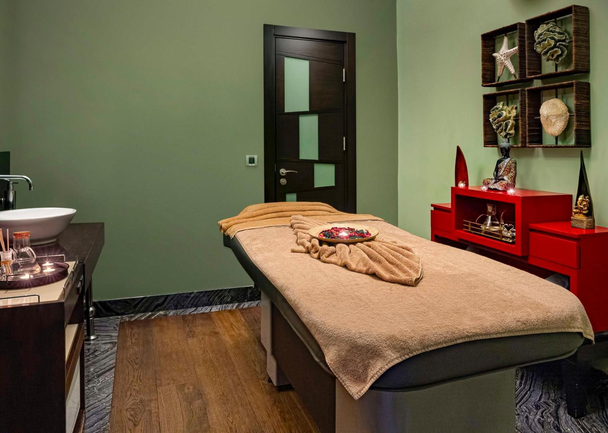 Radisson Blu Hotel Istanbul Pera Kültér fotó A massage bed
