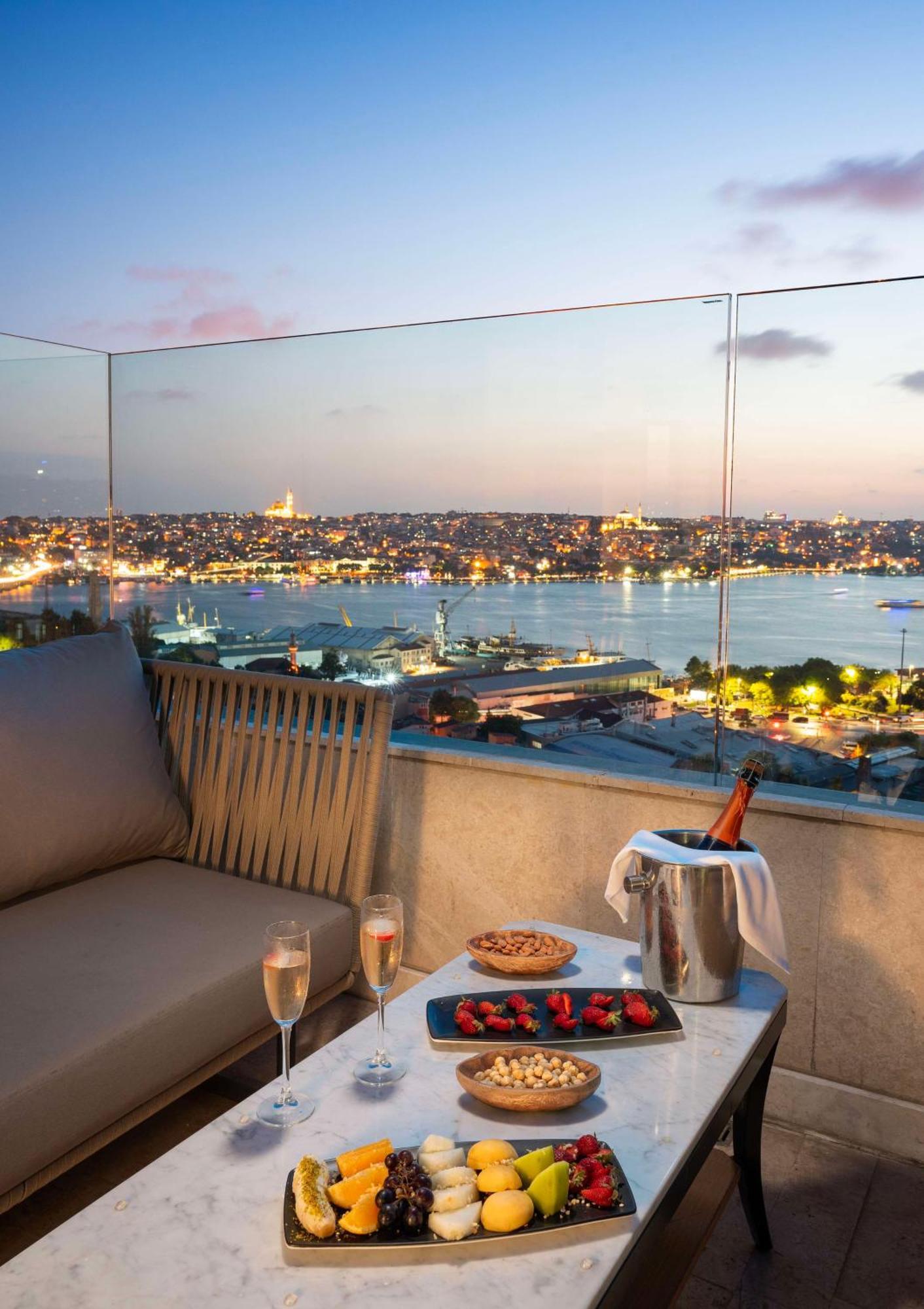 Radisson Blu Hotel Istanbul Pera Kültér fotó View from the hotel