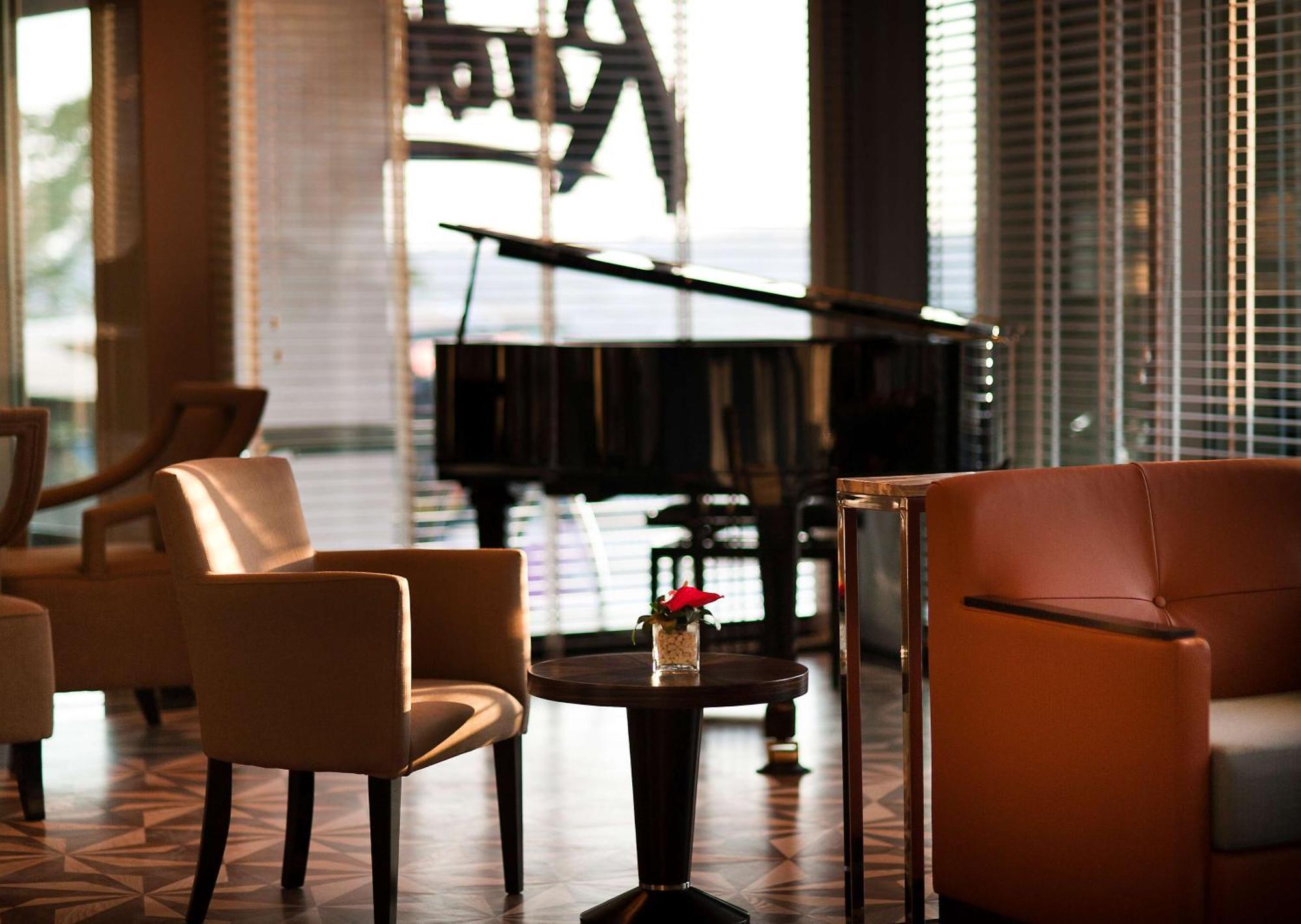 Radisson Blu Hotel Istanbul Pera Kültér fotó The piano at the lobby