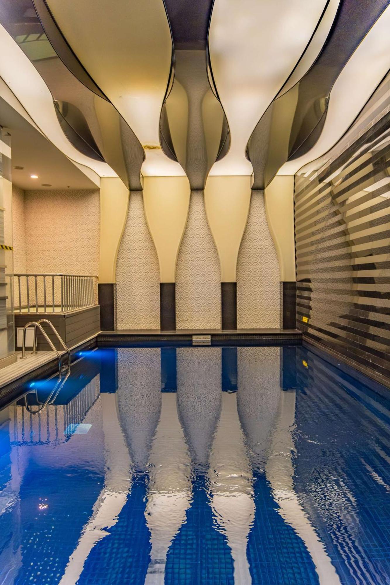 Radisson Blu Hotel Istanbul Pera Kültér fotó The swimming pool at the hotel